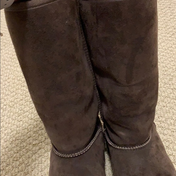 UGG Classic Boot - Picture 5 of 9